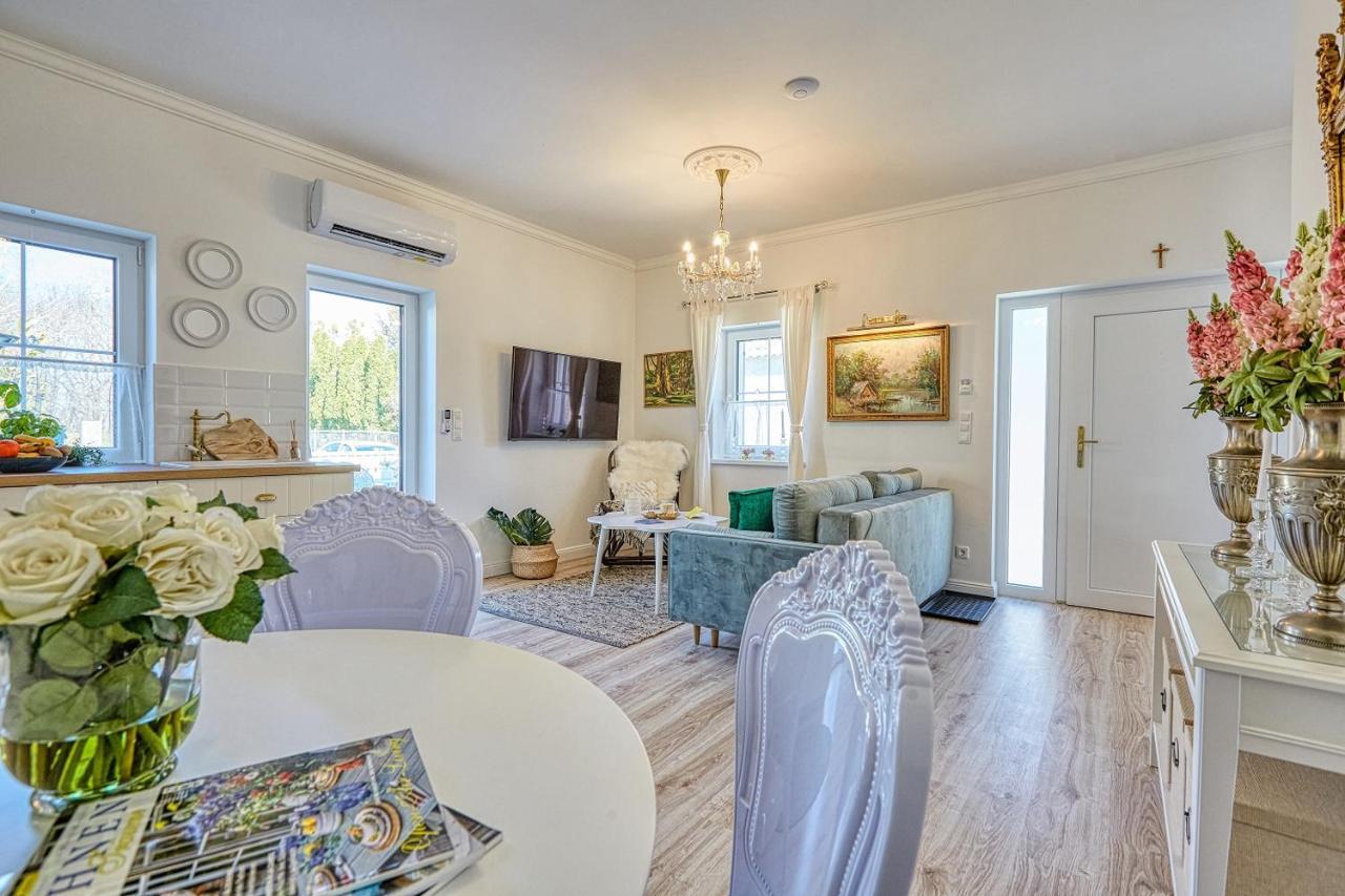 The Doors Boutique Apartments Mosonmagyaróvár Extérieur photo